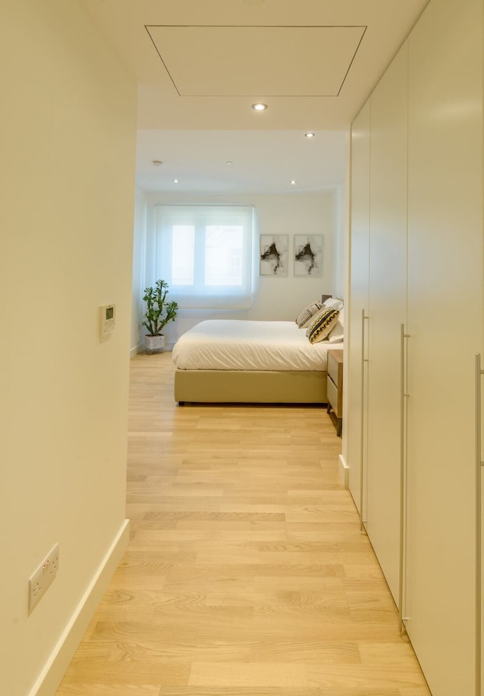 Luxury Modern Apartment With Exceptional Views! Hosted by Sweetstay view 2
