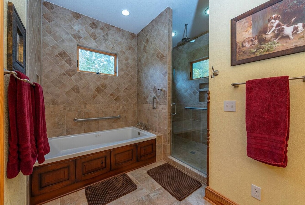 Luxe Riverfront Escape Mtn Views Pickleball Ct