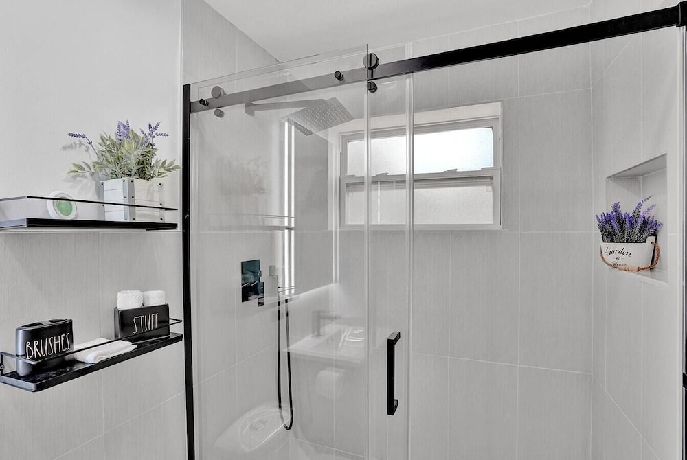 Modern Hallandale Apt w/ Backyard Near Beach