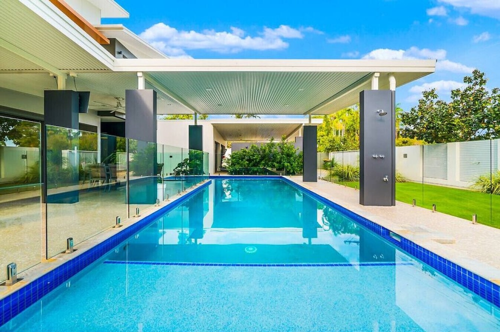 ZENLUX - 5BR Holiday Home with Pool