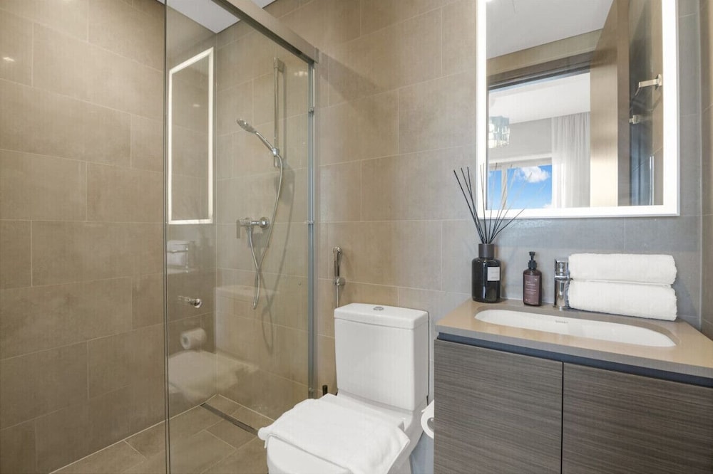 Modern 2BR Retreat Creek Vistas Scenic Views