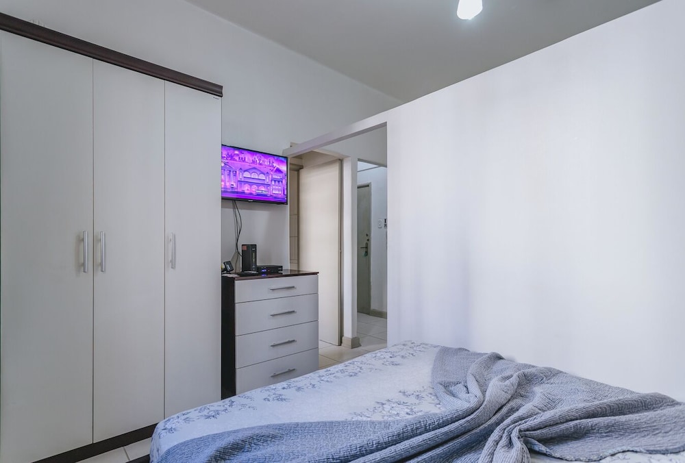 Studio com Wi-fi e Ar a 45m da Praia de Copacabana
