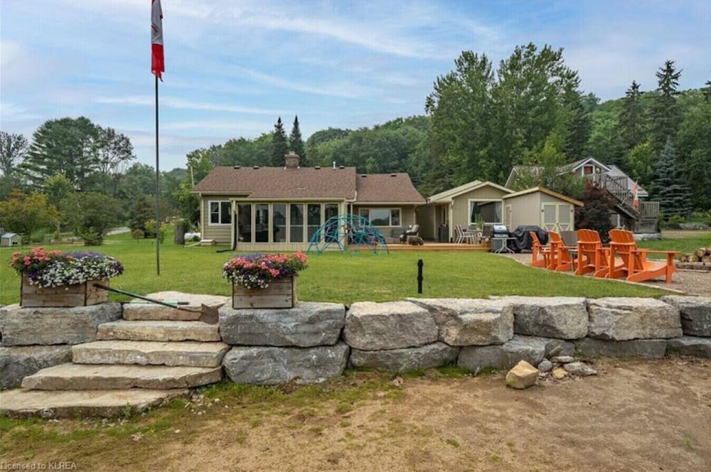 Pines Bay Waterfront Cottage With Hot tub