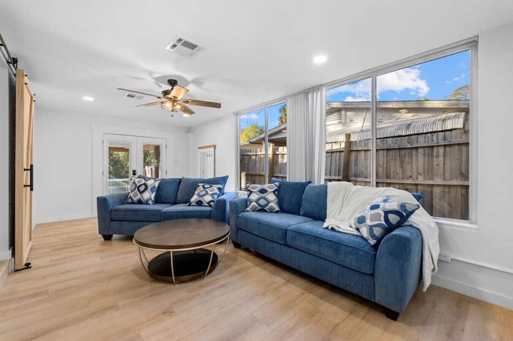 Coastal 2-Bedroom Home Minutes to Beach