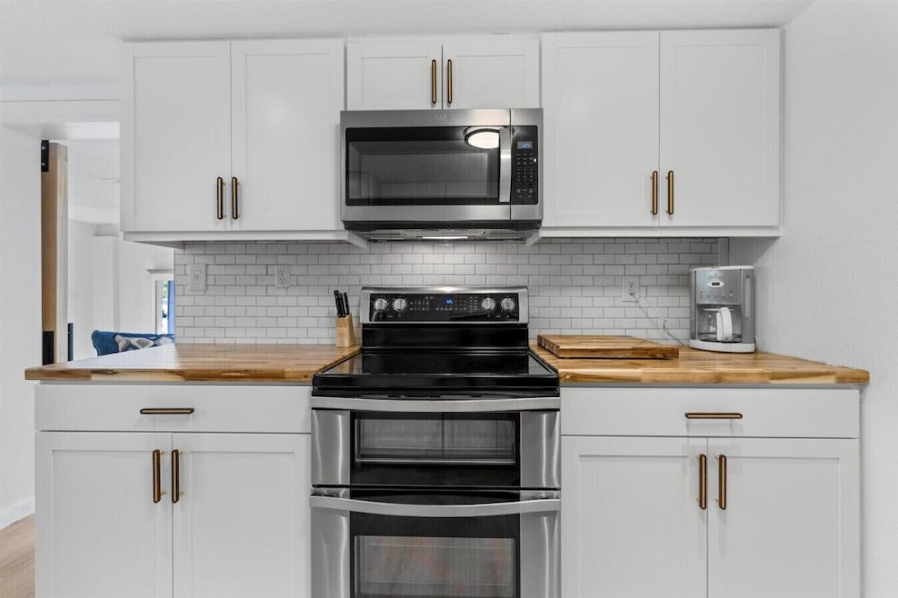 Coastal 2-Bedroom Home Minutes to Beach