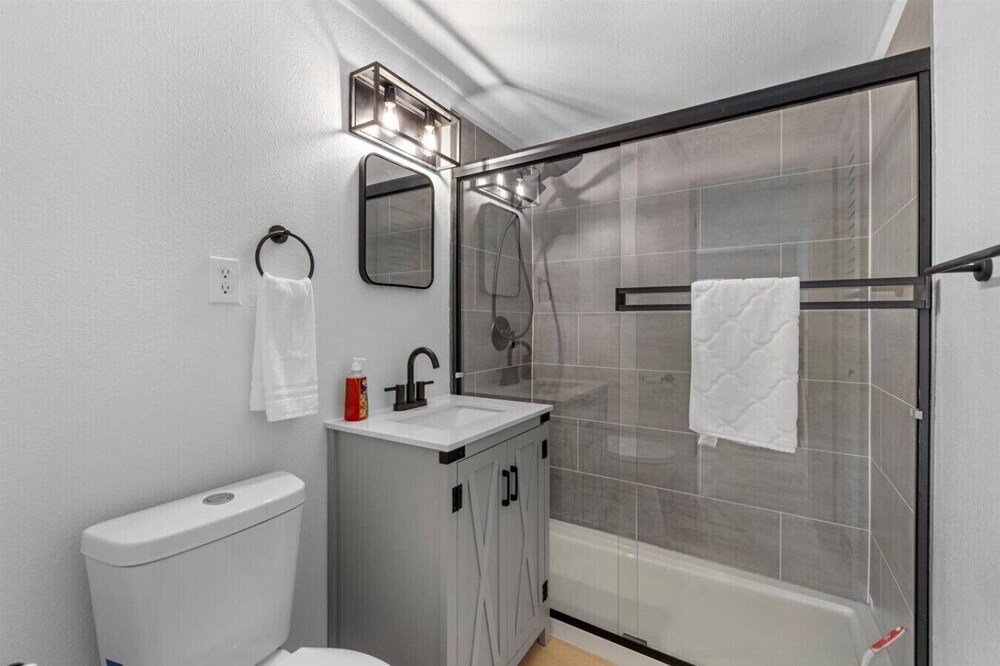 Coastal 2-Bedroom Home Minutes to Beach