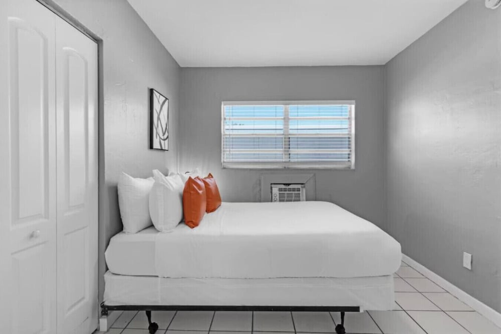 Beachside 1BR Nook Near Airport Free Parking