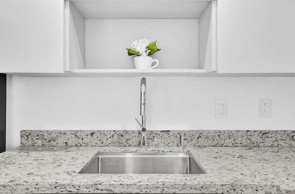 Modern Hallandale Apt w/ Backyard Near Beach