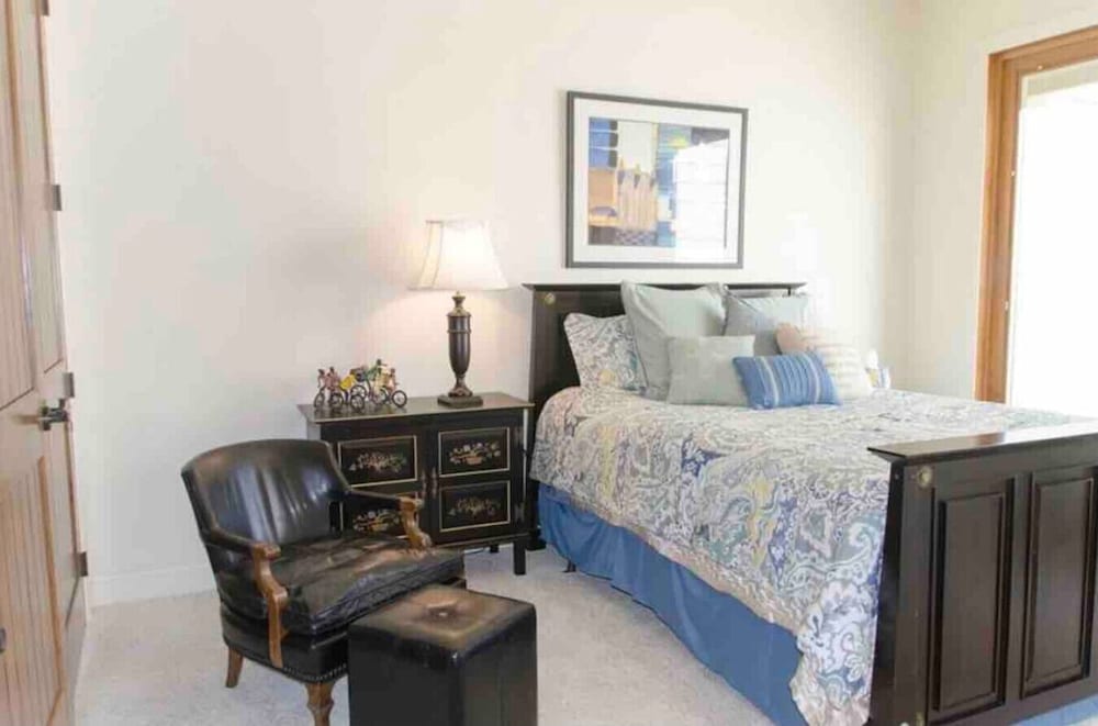 4BR Home Near Golf Course Mount Mitchell View