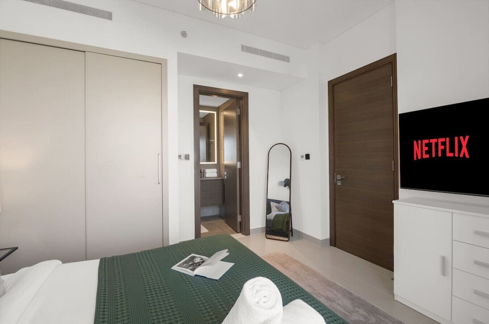 Modern 2BR Retreat Creek Vistas Scenic Views