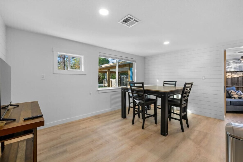 Coastal 2-Bedroom Home Minutes to Beach
