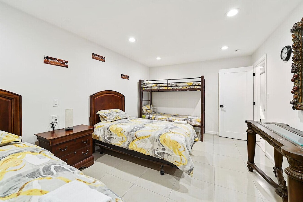 Large 7BR Villa Sleeps 16 Indoor Pool Hot Tub