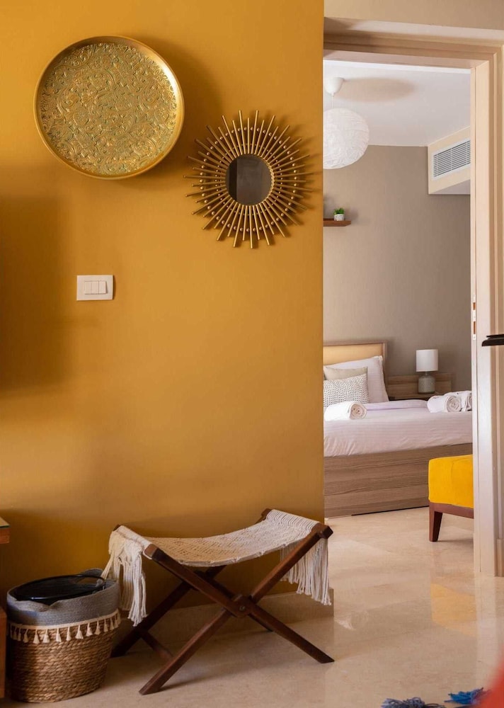Xuru Stays I Exotic 1bdr w/ Outdoor Terrace Pool & Beach Access