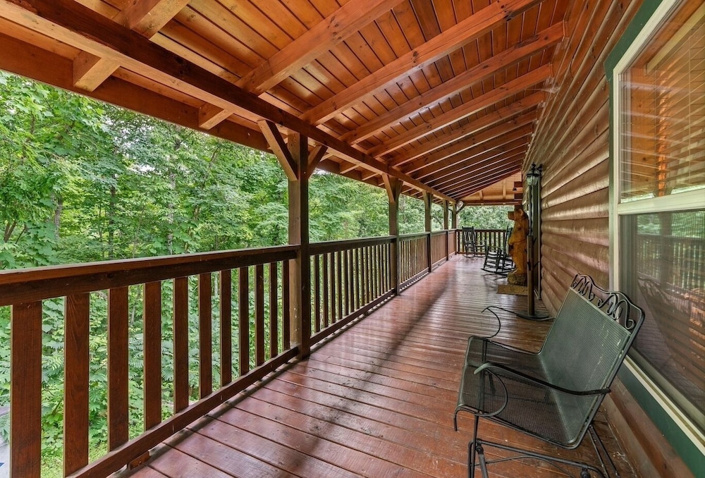 Triple Mountain View Stunning 4 BDR Cabin w/ Private Hot Tub, Game Room