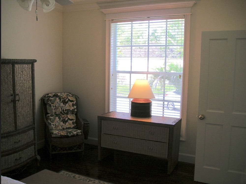 Grand Bahama Island - Freeport Vacations - The Blue Inn Villa, 3 Bedroom Vacation Home - Property Image 2