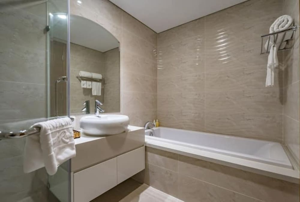 The Aquamarine Landmark Suites - Poolside Access at L4B