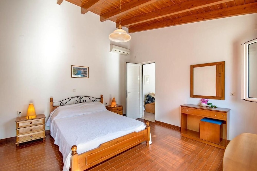 Olympia Paxos Apartment