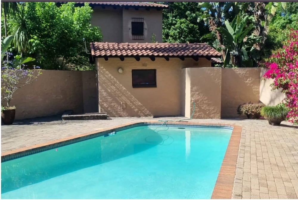 Birdsong in Sandton and Charming Townhouse Retreat