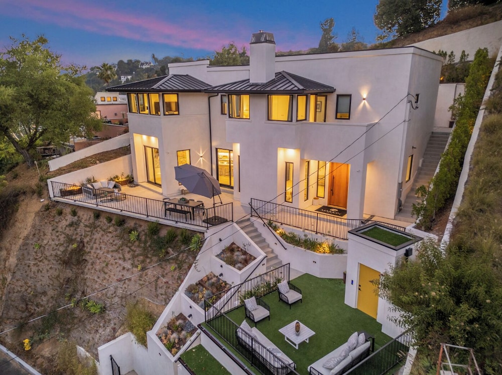 Belden Modern Villa - Iconic Hollywood Hills Retreat - Image 1