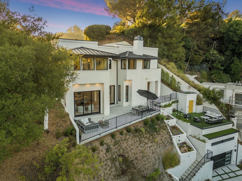 Belden Modern Villa - Iconic Hollywood Hills Retreat