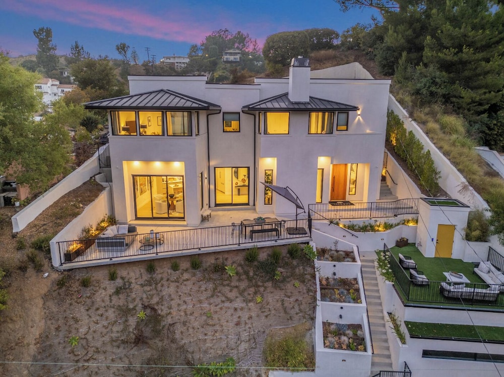 Belden Modern Villa - Iconic Hollywood Hills Retreat