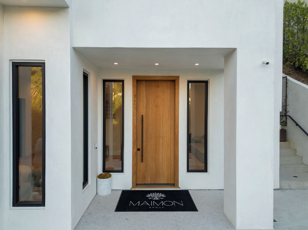 Belden Modern Villa - Iconic Hollywood Hills Retreat