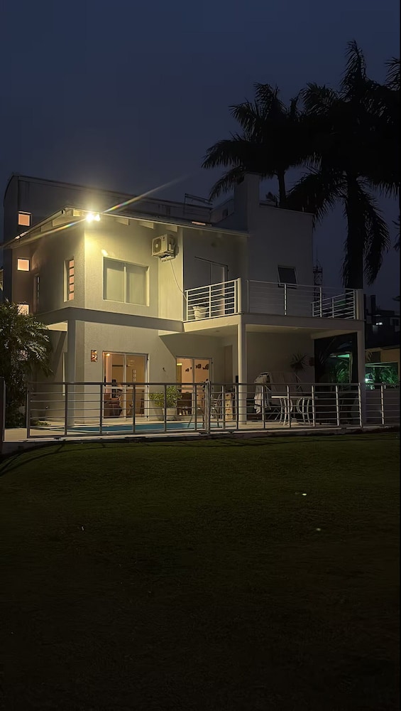 Casa de Praia Brisa do Oceano com Piscina Privativa - São Francisco do Sul