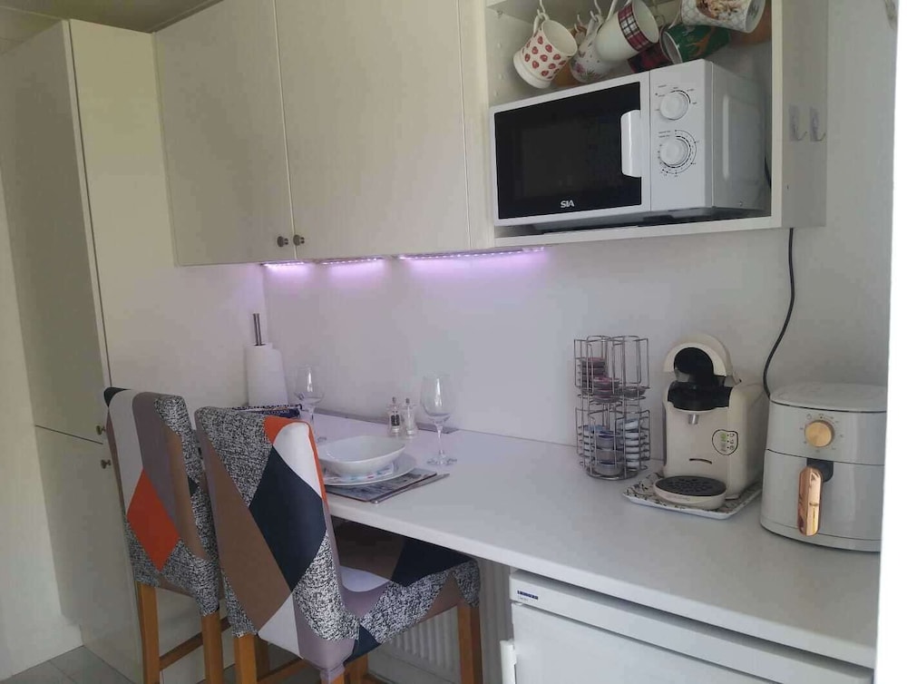 1-bed Seaside Retreat - Sleeps 2, Parking & Garden