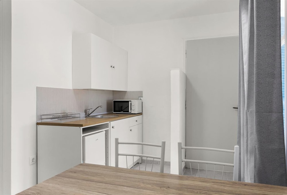 Nikolas Apartments