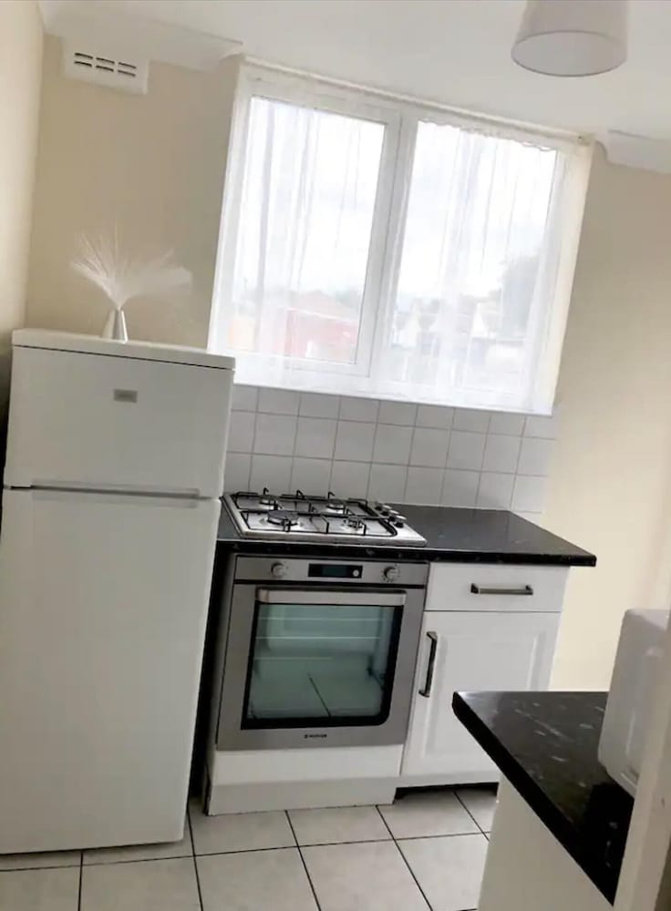 Ac Lounge 115 1-bed Apartment in Rochford view 3