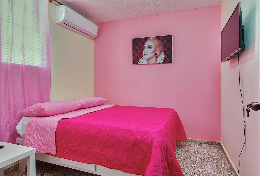 Room in Guest Room - Queen Of Hearts - Rh view 2