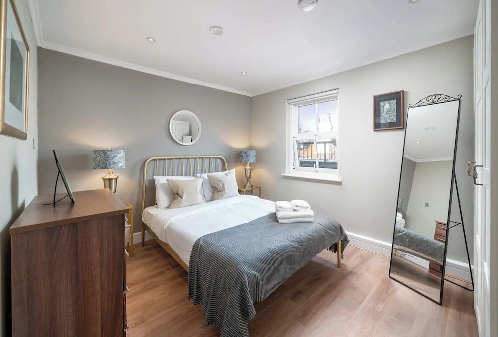 Designer 1 Bed Flat Barons Court Sleeps 4, Balcony