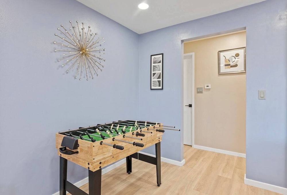 Lakeview Home in Renton, Walk to Beach, AC, Fenced