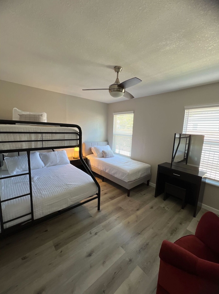 Freshly Remodeled 3BR 2BA Near Fantastic Downtown view 5