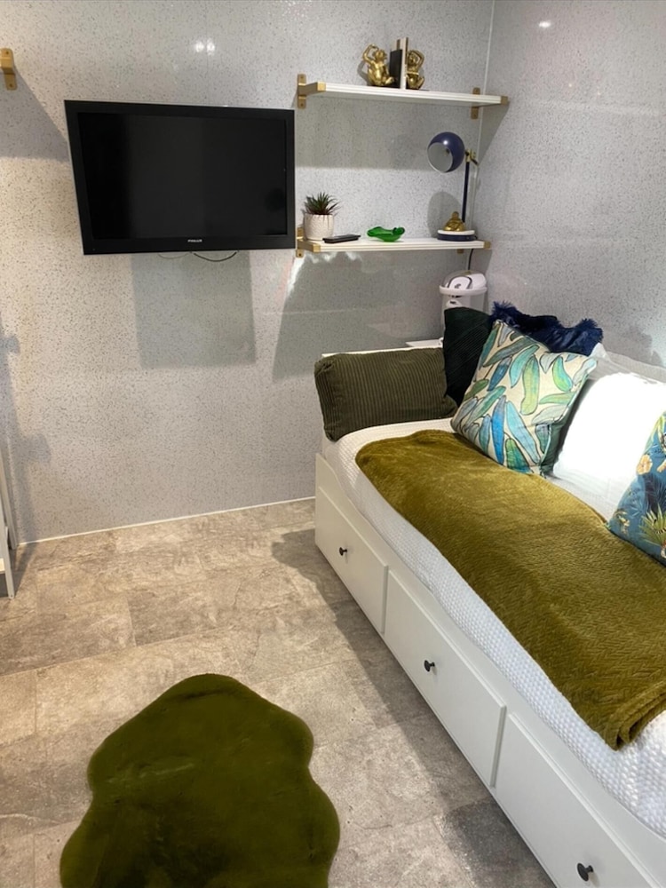 Oakwood Cabin Retreat in Bexleyheath