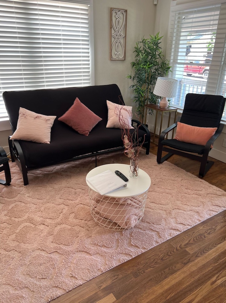 Charming Bungalow Near Historic Downtown - Image 5
