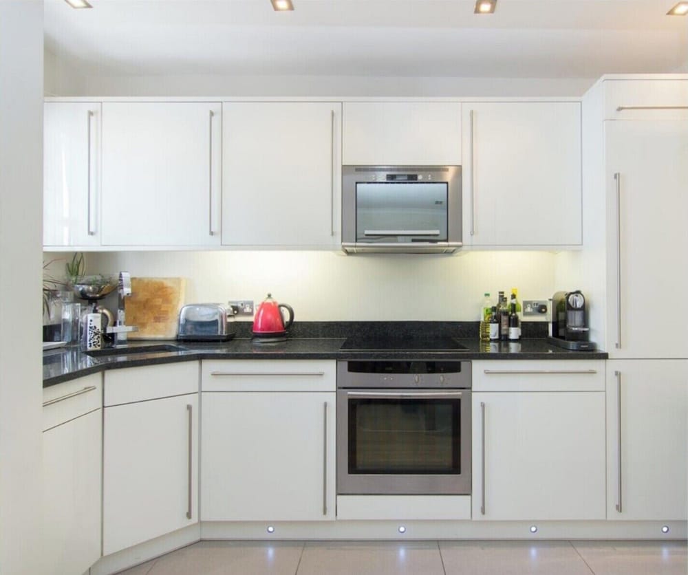 Central Apartment-sleeps 4-98 Walking Score