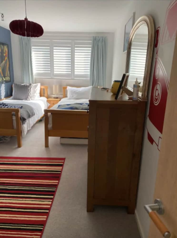 Spacious 5 Bedroom Home Near the Beach With Parking view 4