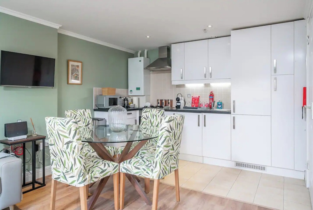 Designer 1 Bed Flat Barons Court Sleeps 4, Balcony