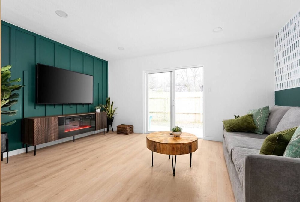 Fast Wifi Desks SoCo DT Zilker -Pet