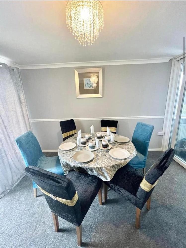 Remarkable 3-bed Apartment in Newport view 5