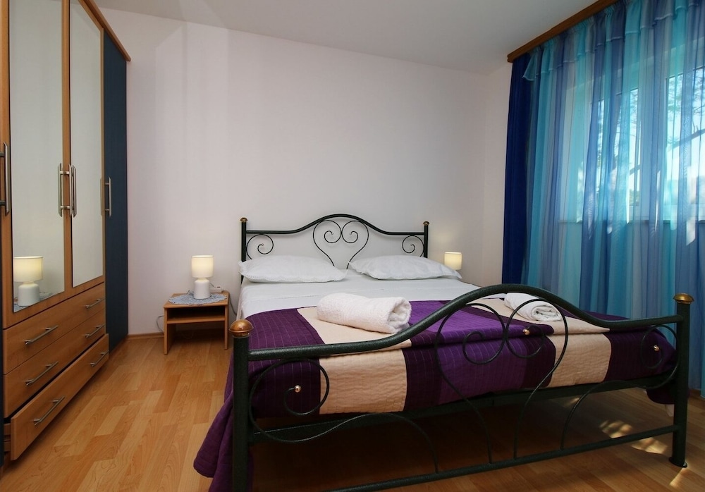 Elvi - Amazing Position & Parking - A1 Mali view 4