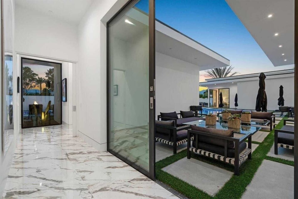 Sleeps 20 7-bedroom Villa w/ Pool, Putting Green & Hot Tub Bravo Villa #11 by Avantstay