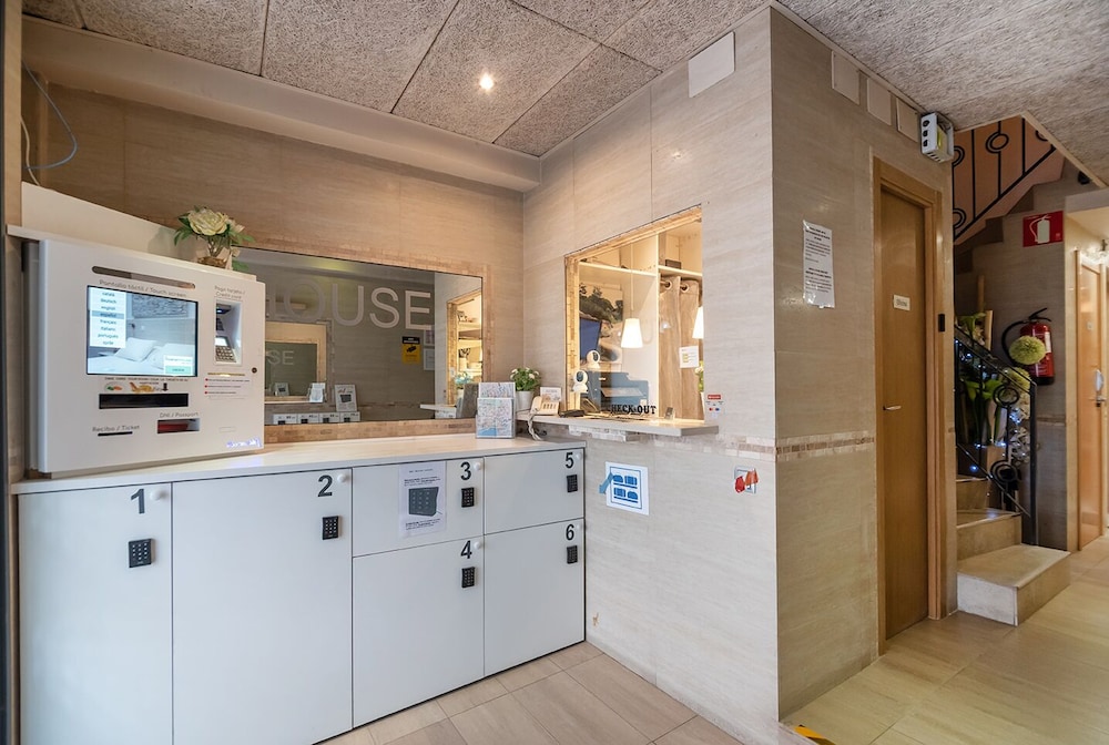 Hostal House