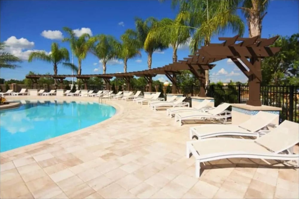 8984 SD - Serene Lucaya Retreat