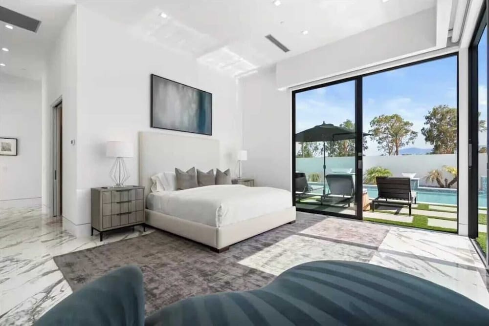 Sleeps 20 7-bedroom Villa w/ Pool, Putting Green & Hot Tub Bravo Villa #11 by Avantstay