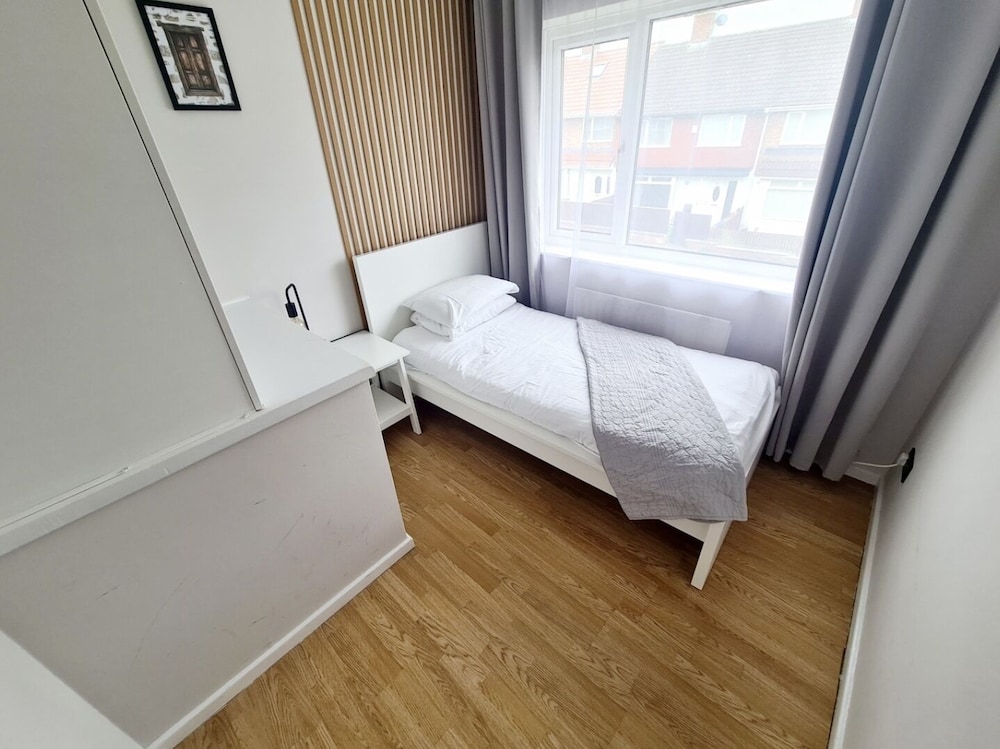 Stylish 3-bed House in Stockton-on-tees view 4