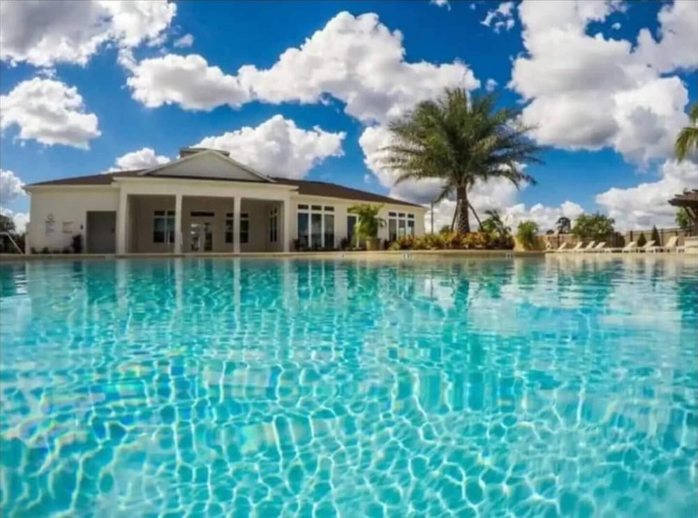 8984 SD - Serene Lucaya Retreat
