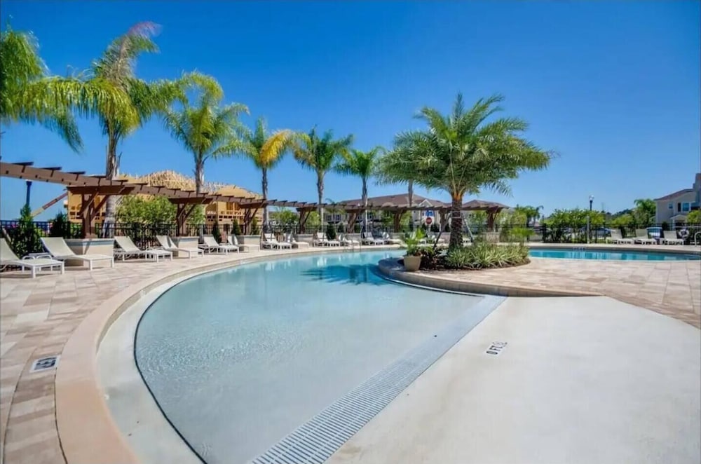 8984 SD - Serene Lucaya Retreat