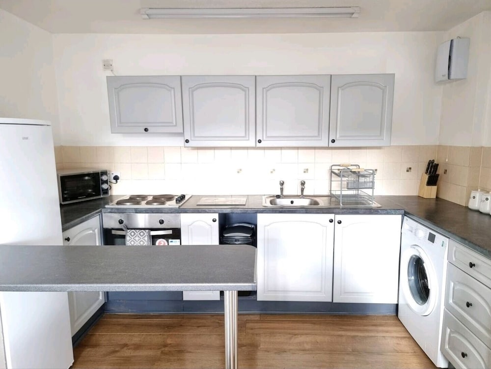 Lovely 2 bed with free parking